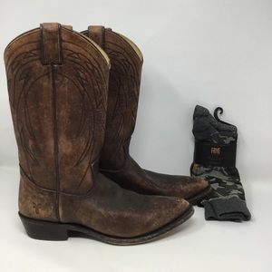 Men’s Frye Boots W/ 2 new pair Frye socks